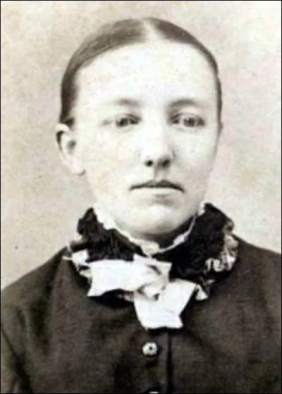 Devenue complètement aveugle à l'âge de 14 ans des suites d'une maladie, elle est la sur d'une romancière connue :