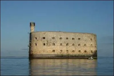 Par qui est-il présenté en 2015 ?