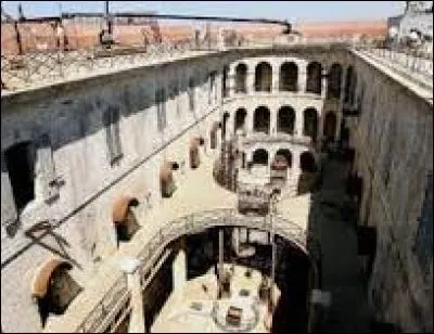 Laquelle de ces stars a participé à Fort Boyard ?