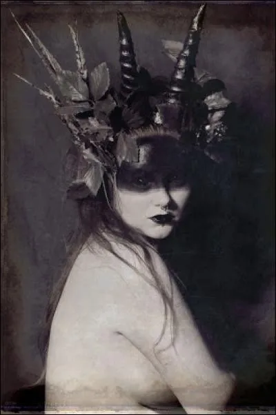 Qui est cette magicienne ? Maîtresse des démons, elle siège à droite de l'épouse du royaume des morts (Q2).