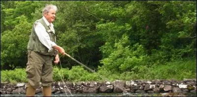 Je m'appelle Pierre Perret et j'adore pêcher le saumon dans la verte Erin !