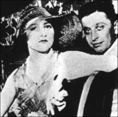 C'est un poète gigantesque faisant partie de la résistance et le 22 février 1944, il est averti d'un débarquement immédiat de la Gestapo. Il refuse de fuir ce qui lui coûtera la vie. Mais pourquoi le génial Robert Desnos a-t-il donc refusé de fuir ?