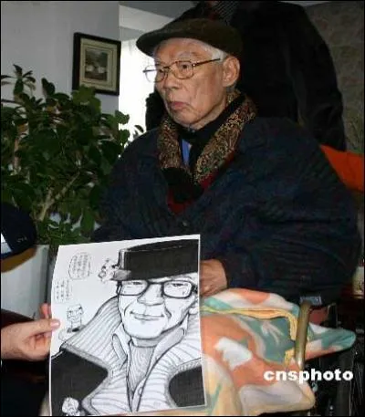 Il faut bien mettre un Chinois dissident dans cette horde occidentale. Sous le prétexte assez farfelu ( ?) d'avoir à travers une traduction de Popeye, critiqué le dirigeant Tchang Kaï-chek, il passe huit ans en prison (68-77). Son uvre lui a valu d'être qualifié de Voltaire chinois par le New York Times. Son essai cinglant Abjects Chinois, portrait des Chinois, est interdit en Chine. C'est..