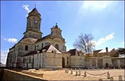 Située sur le mont Glonne, dominant la Loire, l'abbatiale de Saint-Florent-le-Vieil est là depuis le Ve siècle. Au fil des siècles et des congrégations elle grandit et s'améliore. Où est-elle ?