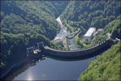 Le barrage de Marèges a été construit sur la Dordogne entre 1932 et 1935 par la Compagnie des chemins de fer du Midi. Où se trouve ce lac de 47 millions de m3 ?