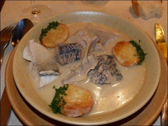 Tanche, brochet, anguille et perche sont indispensables à sa réalisation et côtoient vin blanc, pommes de terre et lardons, quel est ce plat servi avec des croûtons ?