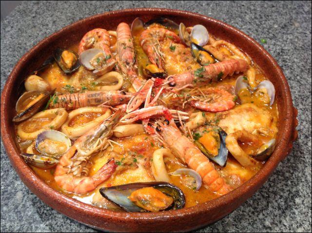 Sorte de râgout catalan réalisé avec des poissons de roches, langoustines, moules, calamars, crevettes, on peut y rajouter queue de lotte et palourdes, quel est son nom ?