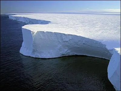 Comment s'appelle ce type de glacier formant une étendue de glace de grandes dimensions mais dont la superficie n'excède pas 50 000 km² ?