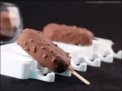 Quel est le nom de cette crème glacée enrobée de chocolat et montée sur un bâtonnet ?