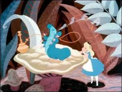 Quelle jeune fille voyage au "Pays des merveilles" dans un roman de Lewis Carroll ?