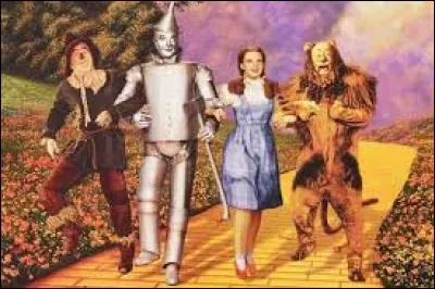 Le pays d'Oz est un pays imaginaire, inventé en 1900, par l'écrivain américain Lyman Frank Baum, pour être le lieu d'action de son roman "Le Magicien d'Oz". Quelle jeune fille y est transportée ?
