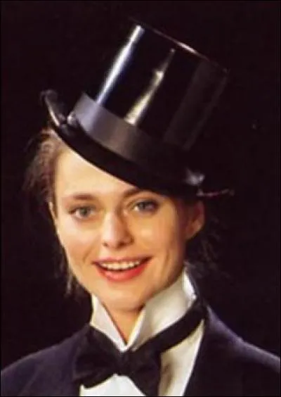 Comment s'appelle ce chapeau haut-de-forme en soie noire très brillante ?