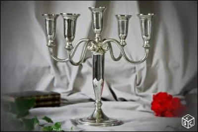 La photo représente un candélabre ordinaire. Combien de branches compte le chandelier juif nommé menorah ?