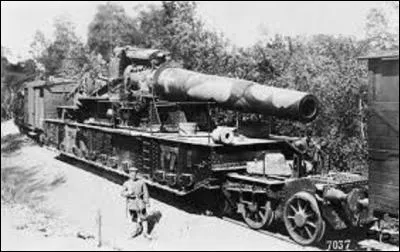 Entré en service, le 12 août 1914, face au fort de Pontisse, lors du siège de Liège, la Grosse Bertha était un canon de l'usine d'armement de Gustav Krupp von Bohlen und Halbach (1870-1950). Capable de tirer des obus de 400 kg ou 830 kg, de combien était sa portée maximale, selon le poids du projectile ? (Portée maximale = Distance de tir)
