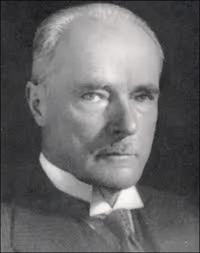 Terreur des alliés, ce canon d'une cadence de tir de dix coups par heure, avec une vitesse initiale de 333 m par seconde, ne fut construit qu'à douze exemplaires. Comme la tradition le voulait, toutes les nouvelles armes sorties des usines Krupp portaient le nom d'un membre de cette famille. Mais qui était Bertha pour Gustav ? (Photo : Gustav Krupp)