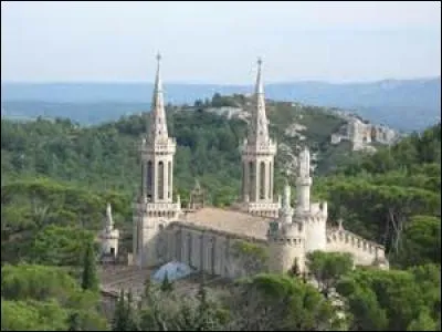 On releva tous les murs avec l'argent récolté de la vente des fioles d'élixir, on refit les vitraux, on entendit enfin carillonner cloches et clochettes dans le délicat ouvrage du clocher. Et de qui ne fut-il plus question ?