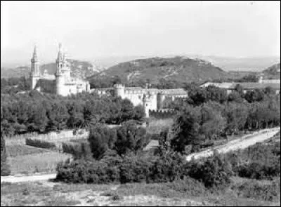 Le curé se mit en mesure de raconter l'histoire de la fameuse liqueur. Mais tout d'abord, il lui fallait planter le décor et décrire la situation des Pères blancs. 
« Tout autour du cloître remplit d'herbes, les colonettes se fendaient, les saints de pierre croulaient dans leur niche. » 
Combien y a-t-il, possiblement, de fautes dans la phrase entre guillemets ?
