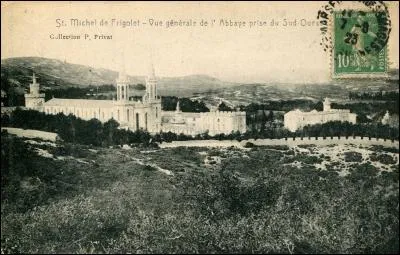 Qui ricanait derrière la procession du dimanche ?