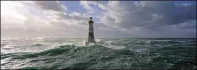 Crainte pour ses courants dangereux et ses nombreux écueils, cette mer borde la pointe de la Bretagne.