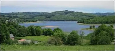 Construit entre 1937 et 1949, c'est l'une des six étendues d'eau artificielles du Morvan.