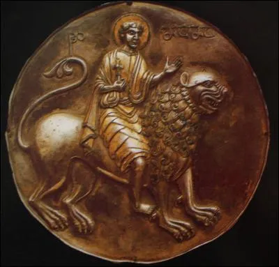 45 ans plus tard, un enfant de 15 ans, né dans un cachot, tient tête à l'empereur Aurélien qui lui dit : Dis seulement que tu as sacrifié aux idoles et cela suffit pour que je te libère". Il refusa de renier le Christ. On lui brûla le corps avec des torches allumées, on lui frappa les membres à coups de pierres, on le jeta à la mer après lui avoir attaché une lourde boule de plomb au cou. C'est..