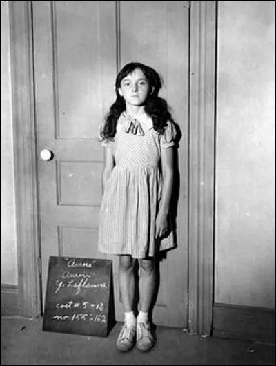 Nous finirons avec le cas le plus célèbre du Québec. C'est l'histoire d'un homme qui se remarie avec une mégère qui torture son enfant à coups de fouet, en lui brûlant les mains sur le poêle, en lui faisant manger du savon etc... elle mourra à 11 ans. On est en 1909 et cette histoire bouleverse le Québec : Films, livres, pièce de théâtre (30 ans à l'affiche, 6.000 représentations) Il s'agit de...