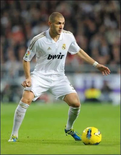 Quel est ce joueur qui a exercé au poste d'attaquant entre 2005 et 2009 à l'Olympique Lyonnais et qui est parti rejoindre le Real Madrid depuis 2009 ?