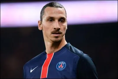 Quel est ce joueur de foot d'origine suédoise jouant au Paris Saint-Germain et possédant le poste d'attaquant ?