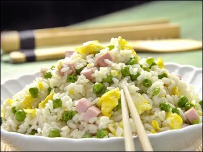 Comment est le riz dans le plat appelé "riz cantonais" ?