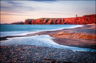 Ce fleuve (question 9) qui mène au plus grand estuaire du monde puis dans le golfe du même nom est une splendeur qui coupe le souffle. Ce golfe abrite aussi un des plus beaux joyaux du Québec. Ce sont les mythiques îles aux falaises rouges qui ont pour nom...