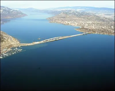 Dans la vallée de l'Okanagan repose le majestueux lac Okanagan en Colombie Britannique. C'est la réserve d'arbres fruitiers du Canada qui pousse là avec ceux de l'Ontario. Depuis les années 70, beaucoup de Québécois y vont travailler. Selon la légende, un monstre habite ce lac. Quel est son nom ?