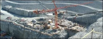 La baie James est un grand golfe prolongeant vers le sud la baie d'Hudson au Canada. Elle est limitrophe des provinces de Québec et d'Ontario. En 1971, y est lancé le plus grand projet de l'histoire du Québec qui donnera à celui-ci une expertise mondiale dans ce domaine. Quel est donc ce projet ?