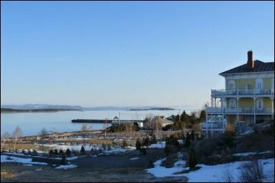 C'est le seul fleuve qui relie les Grands Lacs à l'Océan Atlantique, le seul émissaire du bassin de ceux-ci, sans lui ils ne pourraient exister. Long de 1.140 km soit la distance entre Paris et Florence son bassin est de 1 610 000 km2. C'est...