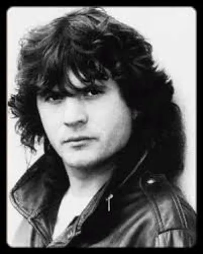 Il est né au mois de février en 1952, ce chanteur avait chanté "Mon fils, ma bataille", il s'agit de...