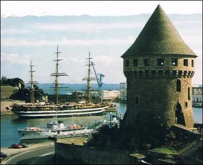 Partons vers l'incontournable Bretagne. Dans quel port breton est située cette tour dite "Tour de la Motte-Tanguy", érigée sur un rocher granitique ?