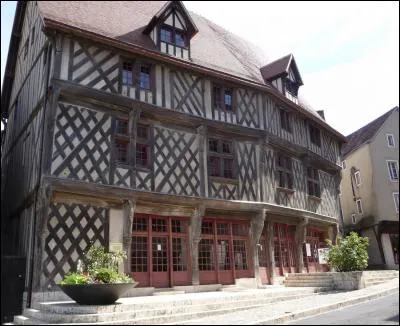 Retournons vers la capitale. A Chartres on peut admirer cette maison avec ses pans de bois et ses piliers sculptés datant de 1450. Quel nom porte-t-elle ?