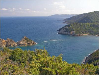 Nous partons de Provence. Quelle île varoise est le centre terrestre d'un parc naturel national ?