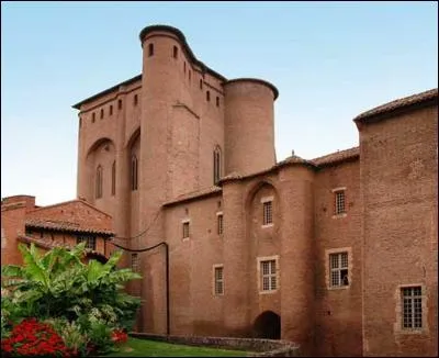 Allons dans le Midi-Toulousain. Dans quelle ville de cette région pourrons-nous visiter cet ancien palais-forteresse épiscopal : le Palais de la Berbie ?