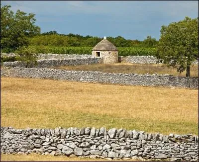 Le Quercy étant à deux pas, passons dans cette contrée où l'on rencontre sur le causse, ces bâtis de pierre sèche que l'on appelle ici...