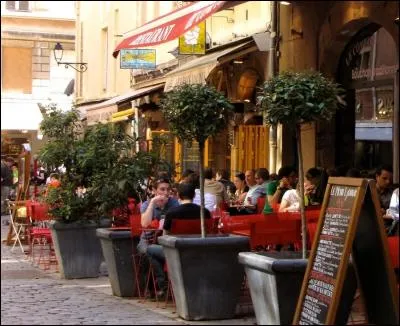 Direction la capitale des gaules pour déguster dans un traditionnel Bouchon Lyonnais la spécialité réalisée à base de gras-double. Quel nom porte ce plat ?