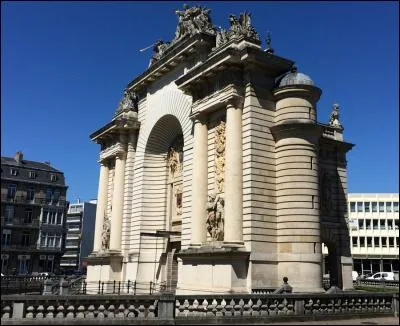 Dirigeons-nous vers le Nord. La Porte de Paris, vestige des anciens remparts de la ville de Lille fut reconstruite en arc-de-triomphe pour fêter les victoires de quel personnage ?