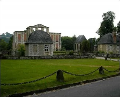 Escale en Normandie. Plus précisément dans la région que l'on appelle la "Suisse normande" est campé aux bords de l'Orne ce château, considéré comme le" Versailles normand" mais hélas brulé par les allemands en 1944...
