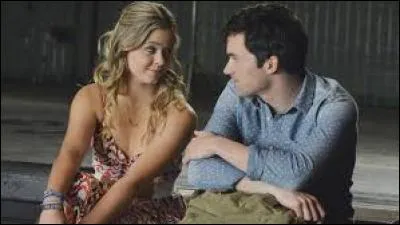 Qu'aimait manger et boire Ezra Fitz quand il allait voir Alison au bar ?