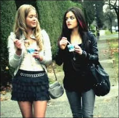 Qu'avait mis Aria dans la tombe d'Alison ?