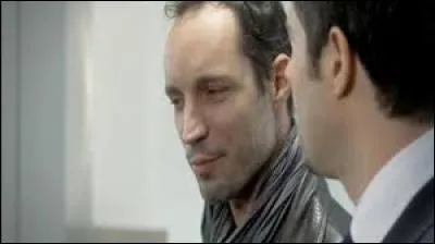 Qui se fait donc arr&ecirc;ter pour la mort de Yanis ? Qui est la taupe de la police ? Qui a tout organis&eacute; avec sang-froid depuis le d&eacute;but, au risque de tuer des innocents, sous pr&eacute;texte de se faire une place au soleil ?