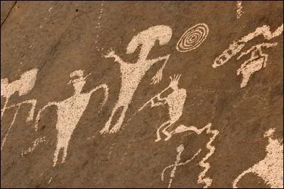 Ces ornements "païens" ont intrigué les missionnaires espagnols du XVIe s. Les premiers arrivants (appelés improprement "Anasazis") ont laissé des traces dans le désert : comment les appelle-t-on ?