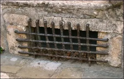 Complétez - Un soupirail, des...