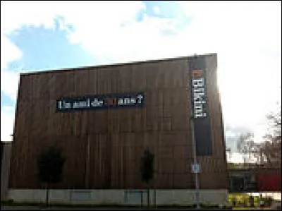 Près de quelle ville trouve-t-on la salle "Le Bikini" ?
