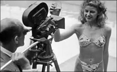 Au départ, aucun mannequin ne voulait porter ce maillot, alors son créateur le fit porter à une actrice célèbre pour danser nue au Casino de Paris :