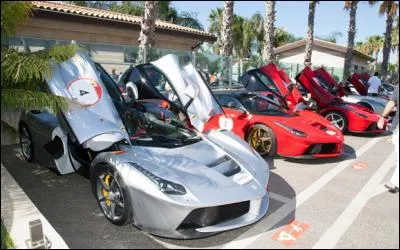 La Ferrari est la première hybride de chez Ferrari ; quel moteur a-t-elle en plus du moteur électrique ?